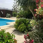 Olivia, Villa