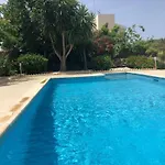 Olivia, Villa