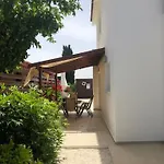 Olivia, Villa