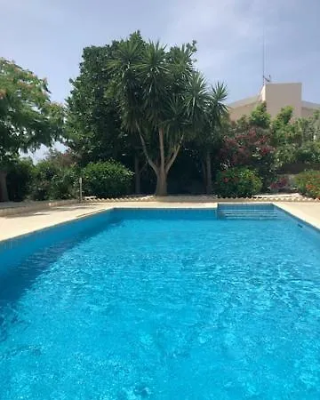 Olivia, Villa