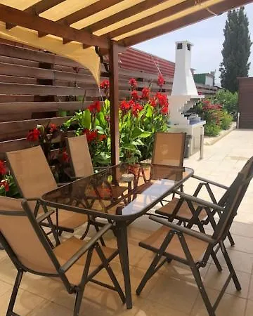 Olivia, Villa