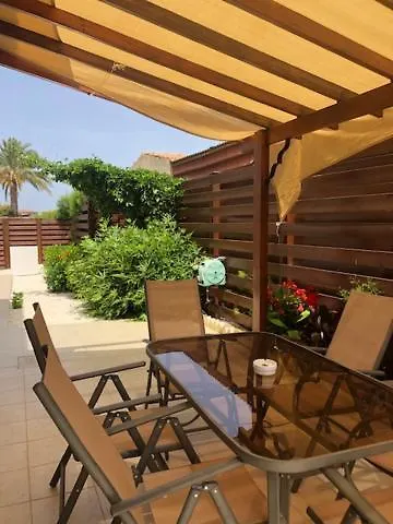 Olivia, Villa Coral Bay